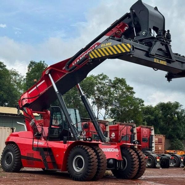 XE GẮP CONT HANGCHA Ở KHO BÃI ẢNH THỰC TẾ