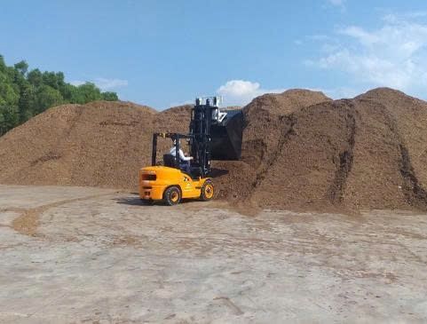 Xe nâng HANGCHA gắn gầu xúc dùng trong ngành gỗ