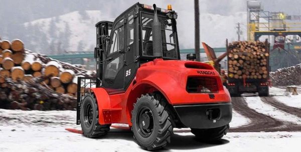 Xe nâng điện HANGCHA làm việc trong môi trường tuyết