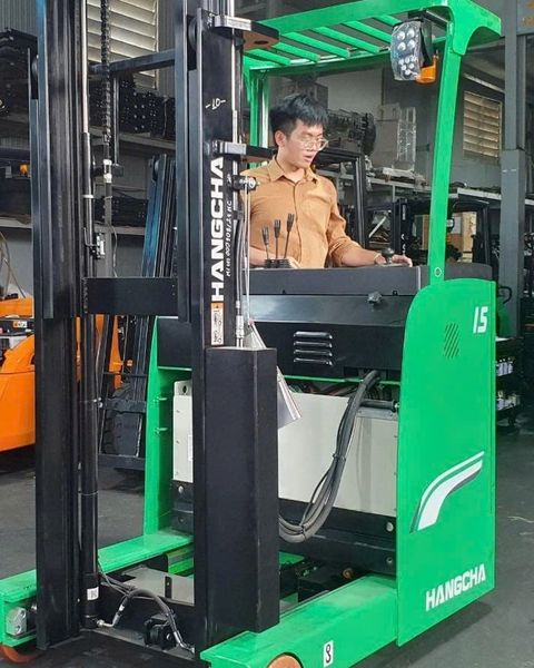 Reach Truck HANGCHA đứng lái vận hành