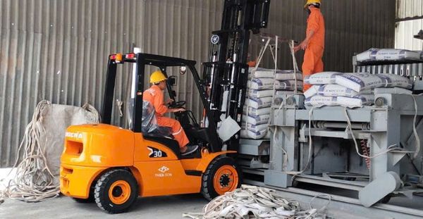 Vai trò của xe nâng HANGCHA trong ngành sản xuất xi măng