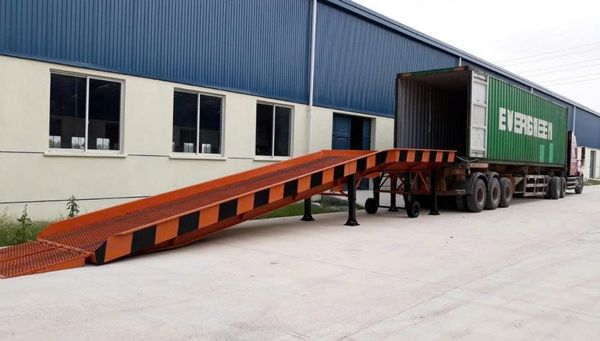 Ảnh cầu dẫn xe nâng thực tế