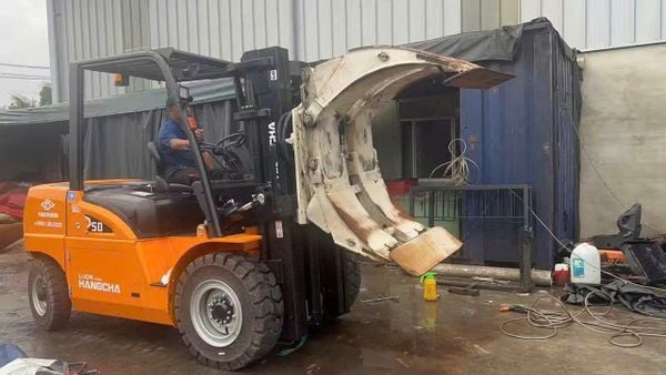 Xe nâng HANGCHA cùng KẸP GIẤY thực tế