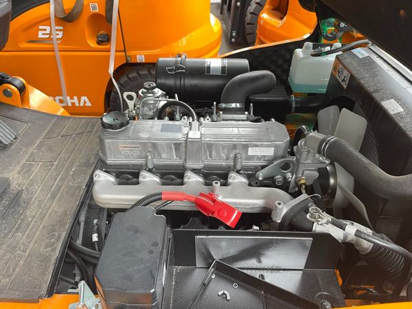 động cơ nhật trên xe nâng dầu