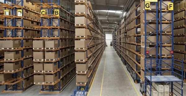 kệ hàng trong kho