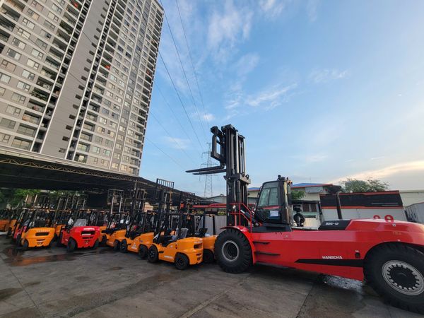 Ảnh xe nâng HANGCHA mới trong bãi đậu xe