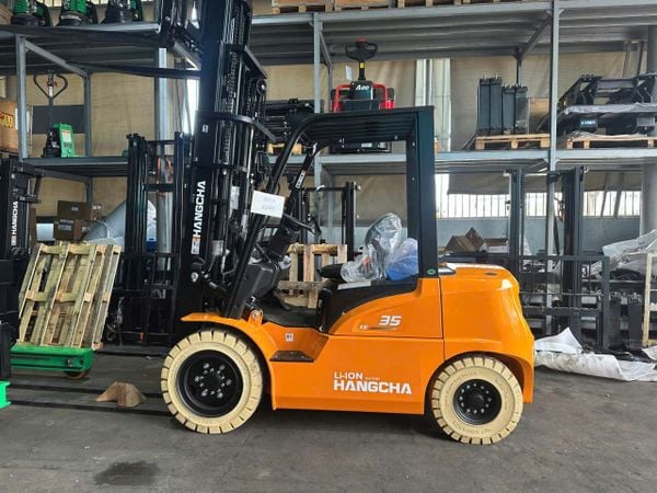 Xe nâng HANGCHA được ra mắt tại kho xưởng của khách hàng