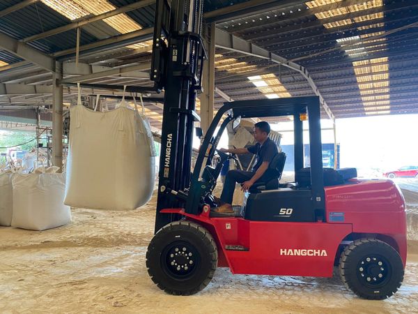 Cách vận hành xe nâng an toàn và hiệu quả