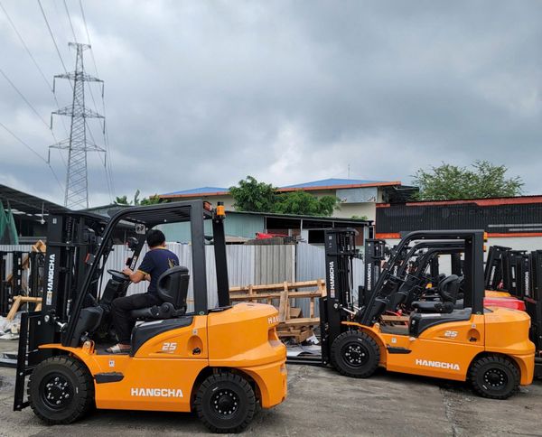 xe nâng dầu 2.5 tấn
