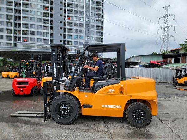 xe nâng dầu 5 tấn