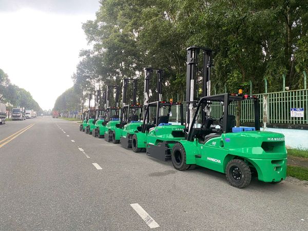 xe nâng dầu 5 tấn kẹp vuông