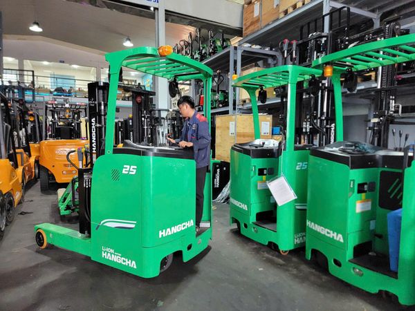 xe nâng điện đứng lái