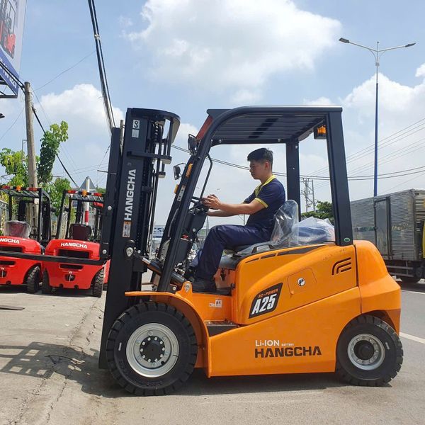 xe nâng điện lithium