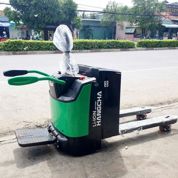 xe nâng tay điện bệ đứng lái