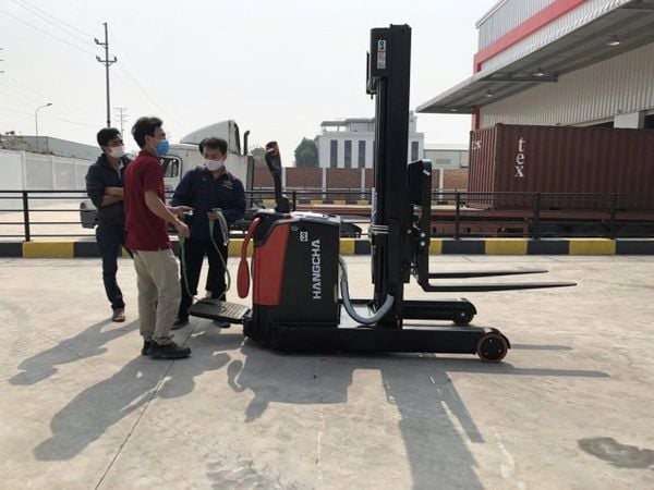 xe nâng tay điện bệ đứng lái