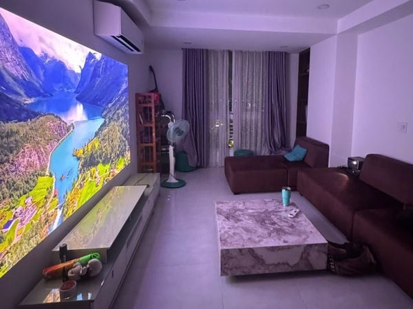 Nên lựa chọn máy chiếu có độ sáng và độ phân giải cao để sử dụng trong phòng khách