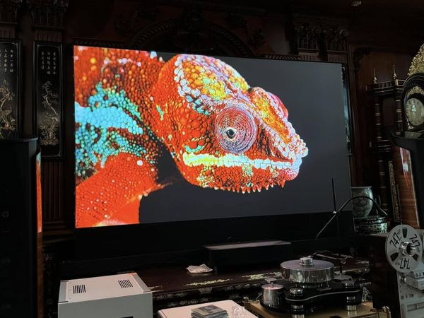 Mua máy chiếu hay TV