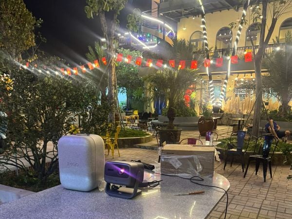 Máy chiếu cần phải có độ sáng cao mới có thể dùng được cho nhu cầu chiếu quán cafe