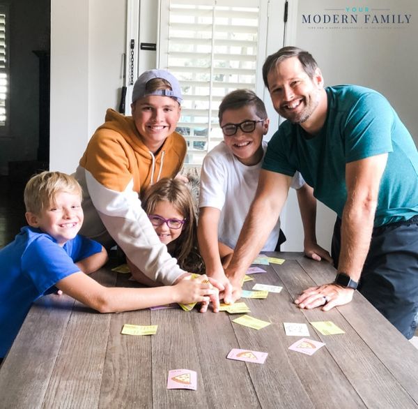 gia dinh choi board game