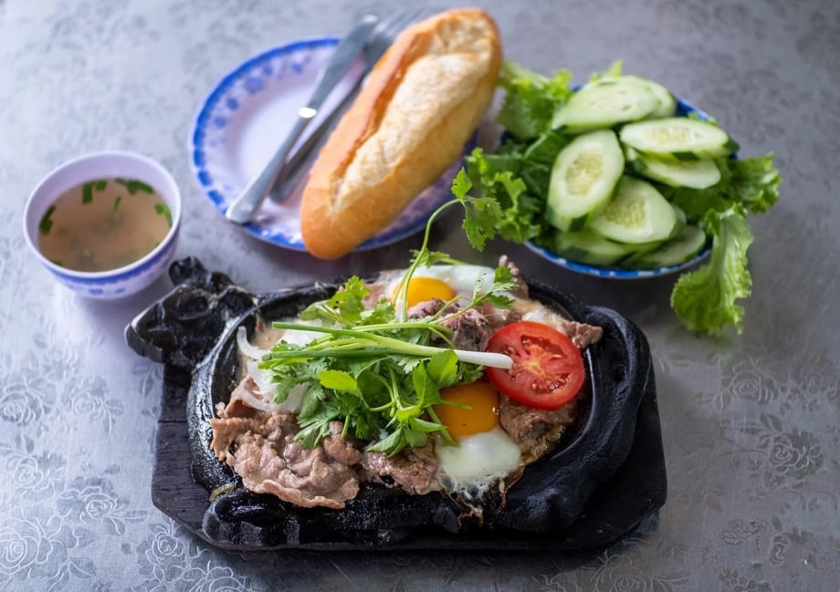 Hứa Quang Hán Thưởng Thức Ẩm Thực Việt Trong Chuyến Ra Mắt Phim Tại TP.HCM