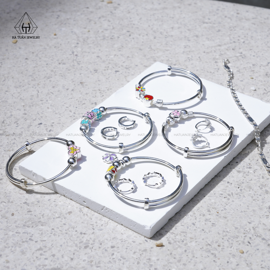 cac-loai-trang-suc-phu-hop-cho-em-be