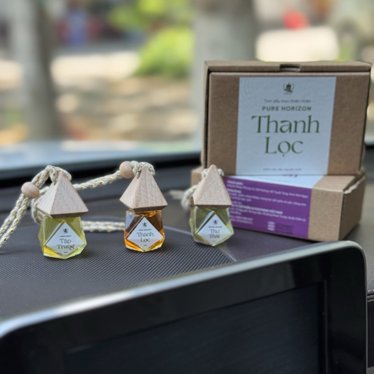 Tinh dầu treo ô tô Le Rustique giúp khử mùi và giữ không gian xe thơm mát