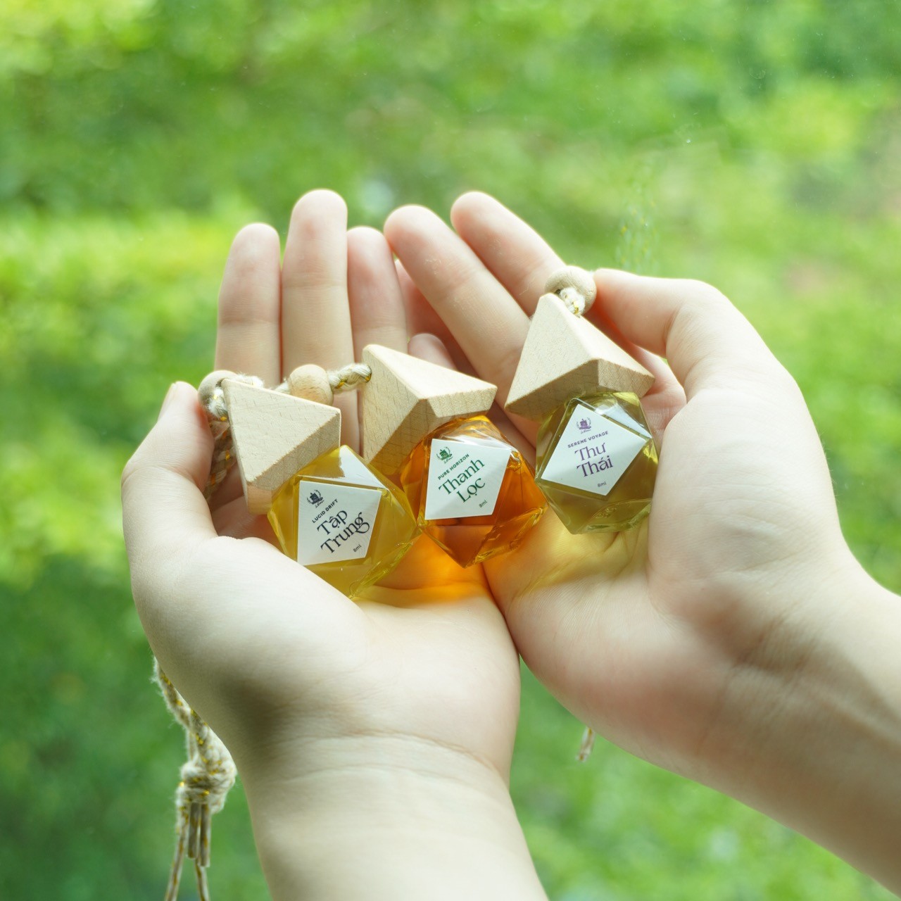 Tinh dầu treo thiên nhiên chiết xuất từ thảo mộc hữu cơ, hương thơm dịu nhẹ và an toàn cho sức khỏe