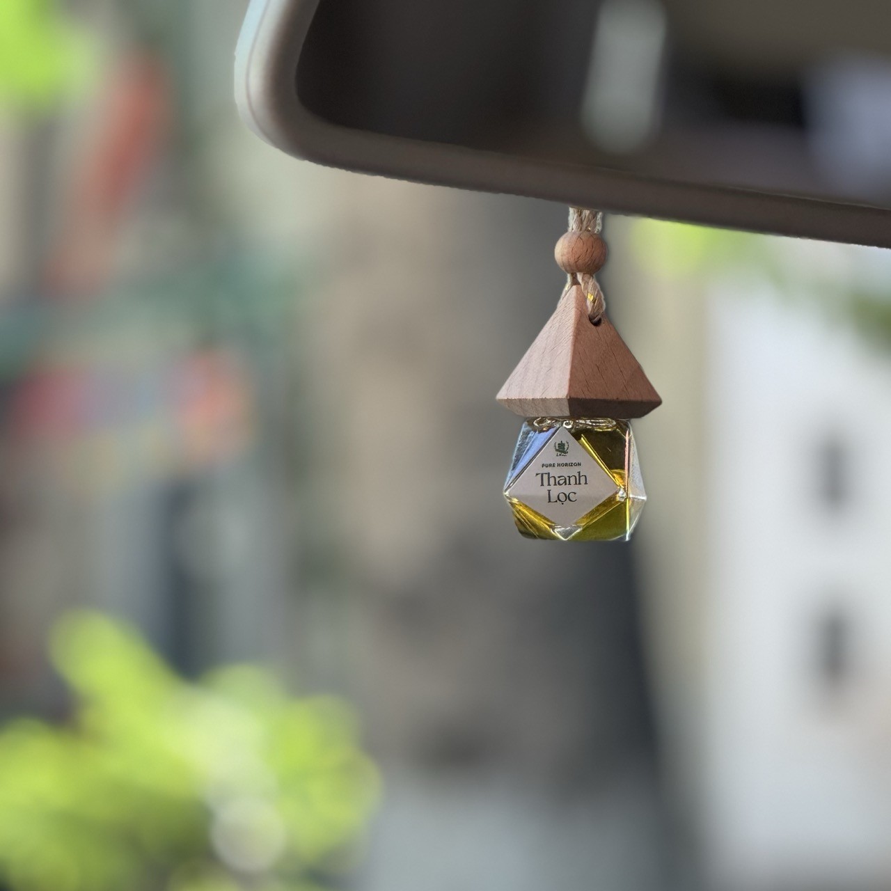 Cách treo tinh dầu ô tô đúng cách -  treo tại gương chiếu hậu