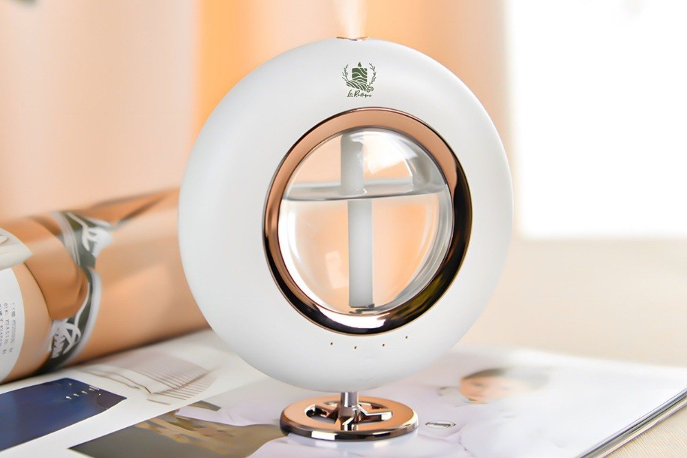 Máy khuếch tán tinh dầu mini Le Rustique X10S đặt trong không gian thư giãn