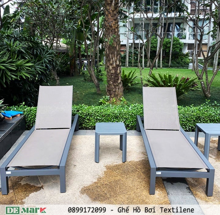 Ghế hồ bơi Textilene khung nhôm cao cấp đặt tại khu hồ bơi resort sang trọng