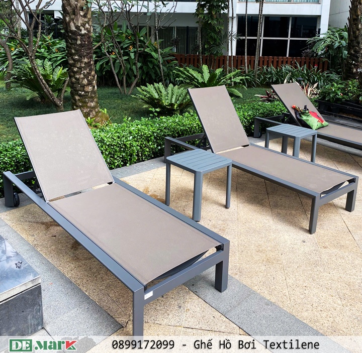Ghế hồ bơi Textilene khung nhôm cao cấp đặt tại khu hồ bơi resort sang trọng