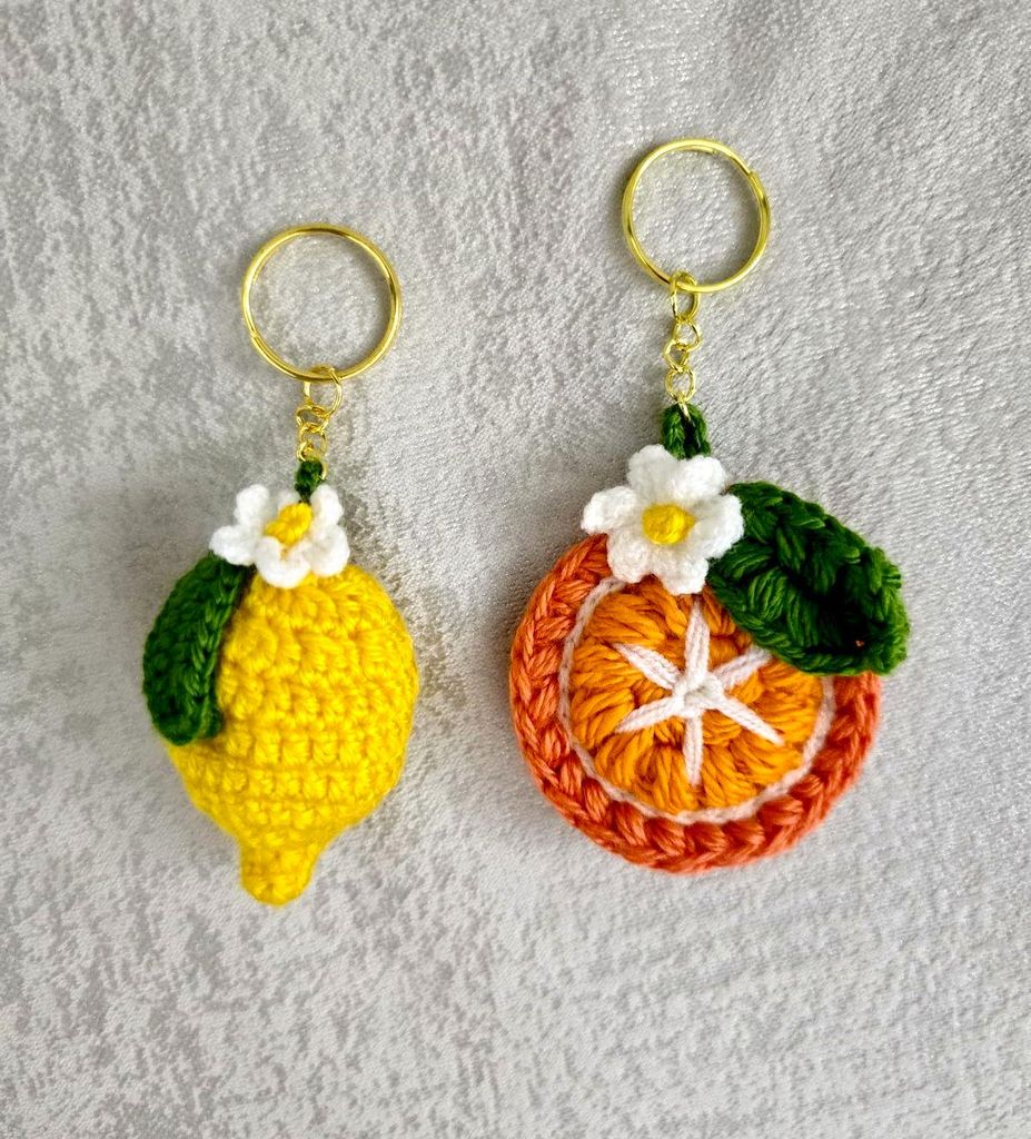 4-voi-gam-mau-ruc-ro-va-tuoi-mat-crochet-charm-hinh-trai-cay-mang-den-nang-luong-tich-cuc-va-tre-trung