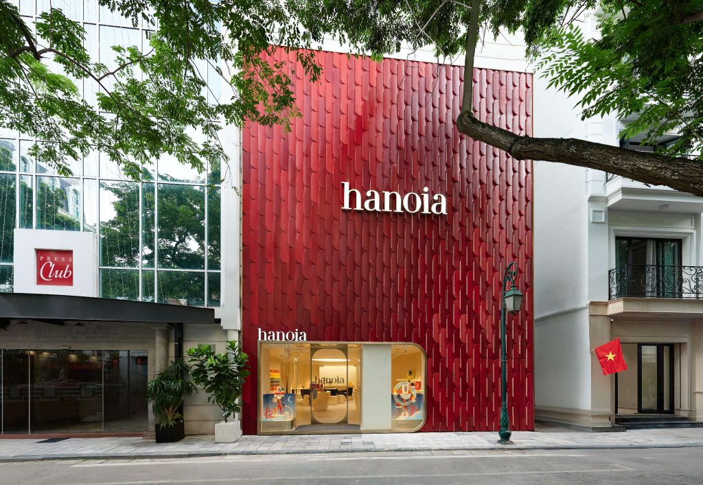 1-trang-tri-mat-tien-hanoia-brand-voi-mau-do