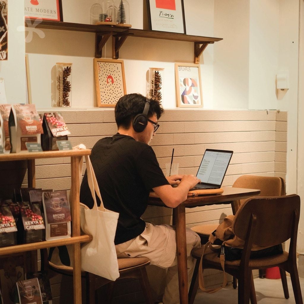 4-wego-coffee-la-quan-cafe-co-view-xanh-mat-voi-ho-nuoc-va-khu-vuon-nho