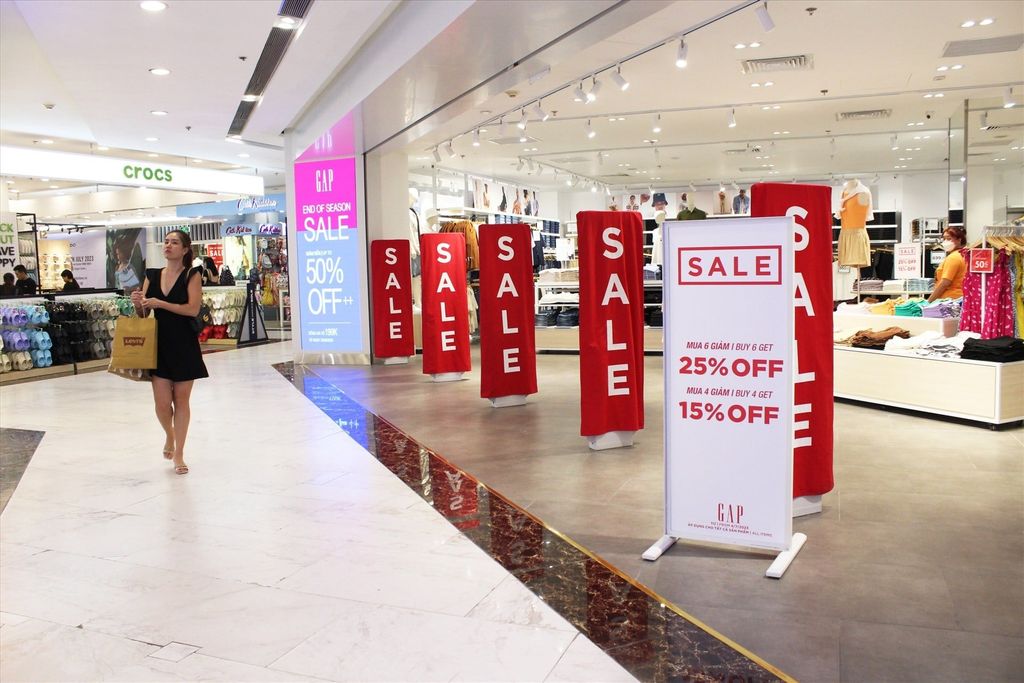 2-mau-do-tren-bang-hieu-sale