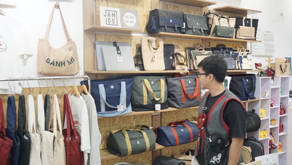 cac-ban-sales-la-diem-cham-voi-khach-hang