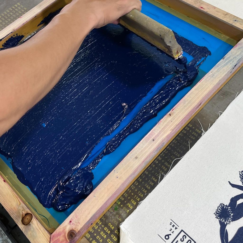 2-ten-goi-in-keo-lua-bat-nguon-tu-chat-lieu-va-thao-tac-in-truyen-thong