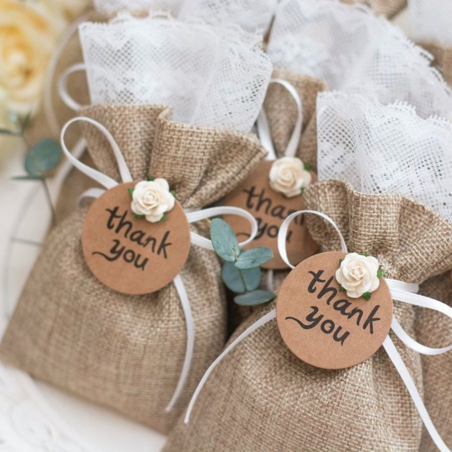 1-qua-dap-le-cuoi-la-mon-qua-ma-co-dau-chu-re-gui-tang-khach-moi-nhu-mot-loi-cam-on-chan-thanh-vi-da-den-chung-vui-trong-ngay-trong-dai