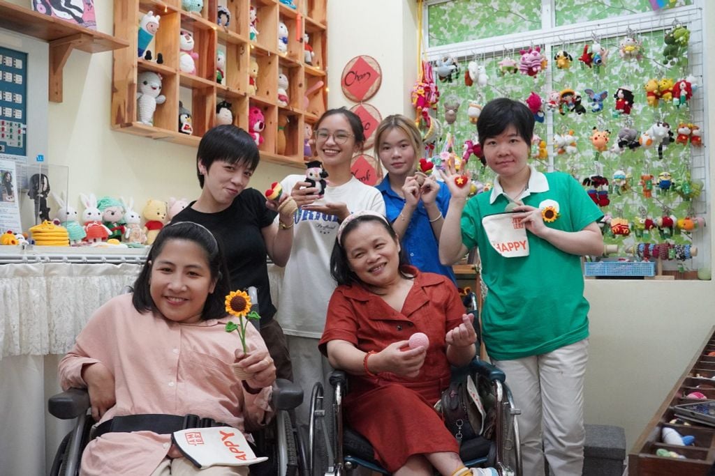 6-jamlos-hop-tac-cung-cong-dong-nguoi-khuyet-tat-cham-va-xanh-trong-du-an-san-xuat-charm-len-dan-thu-cong