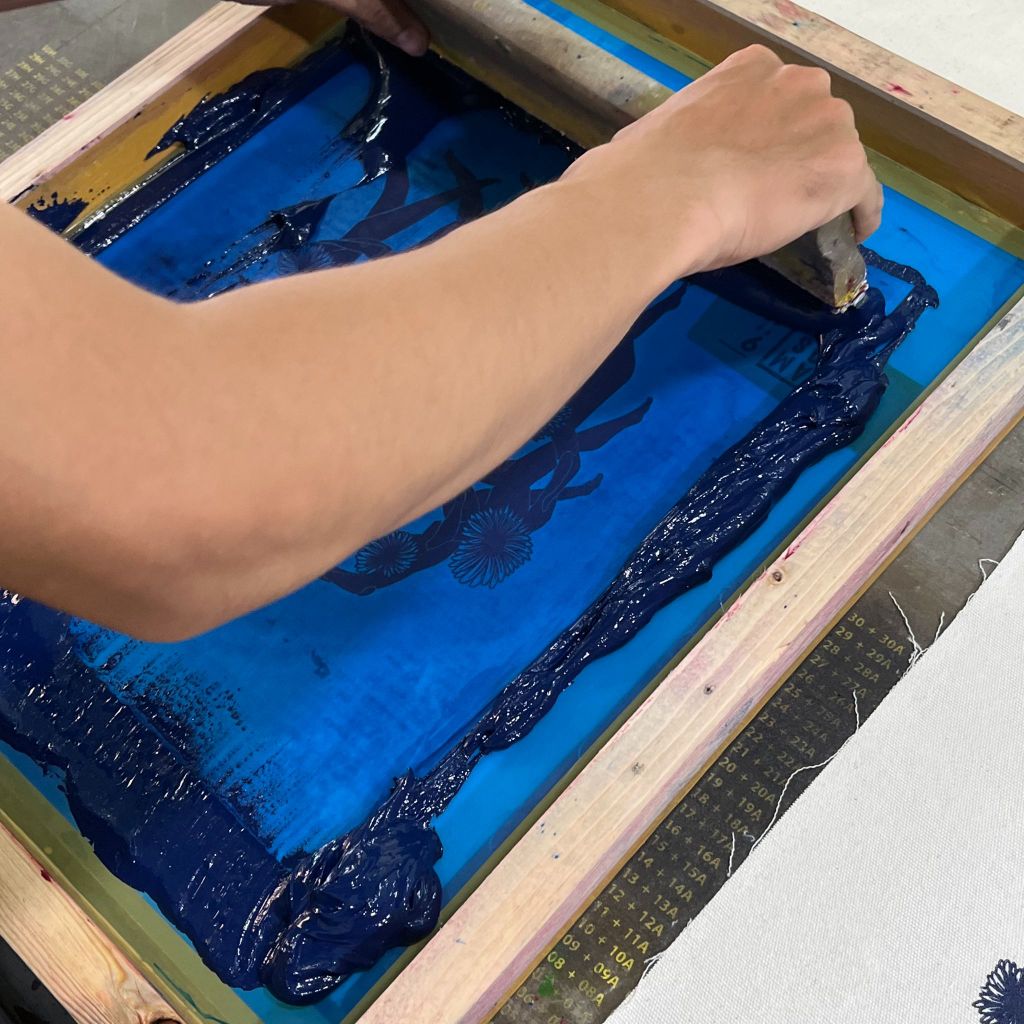 3-tui-canvas-duoc-dat-co-dinh-duoi-khung-lua-tho-in-keo-lua-keo-deu-tay-de-muc-tham-qua-luoi-xuong-vai