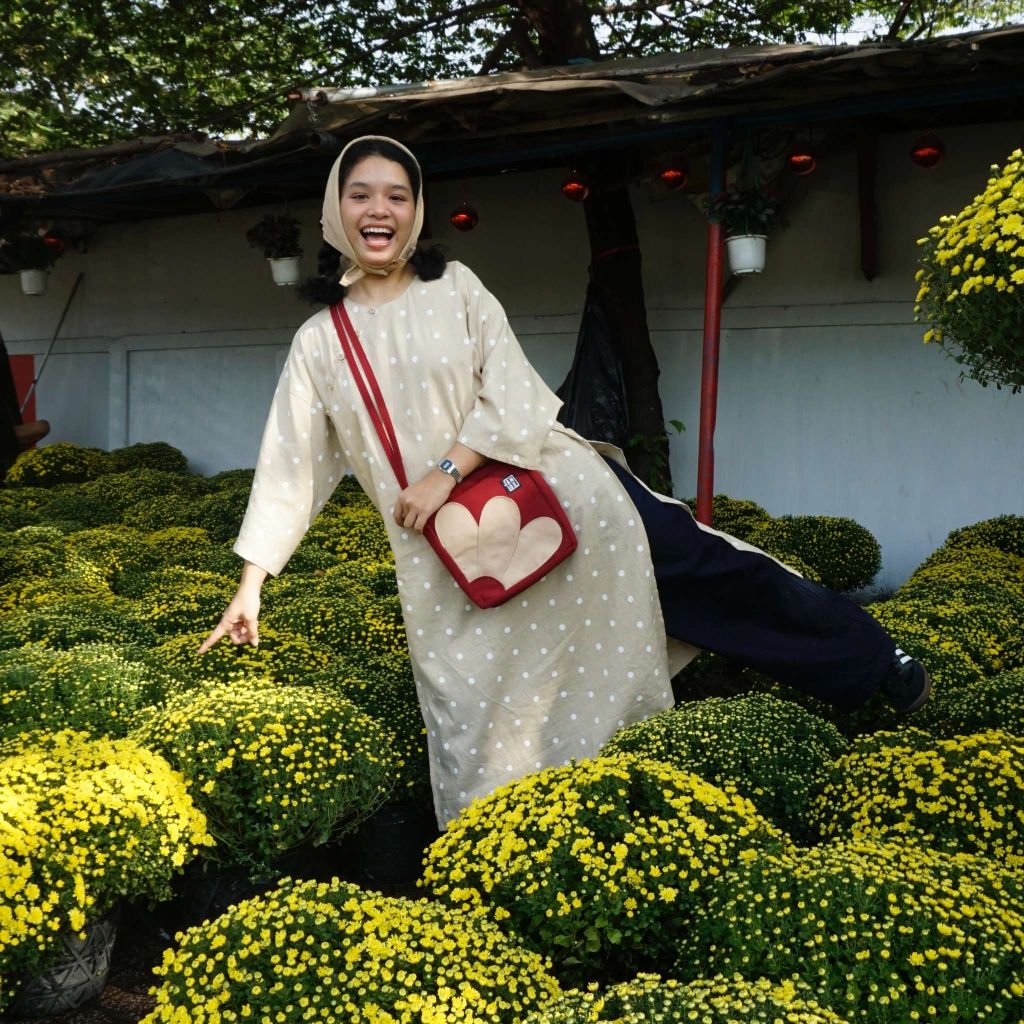 8-ao-dai-mau-be-ket-hop-cung-tui-square-flower-khien-outfit-trong-noi-bat-khi-du-xuan