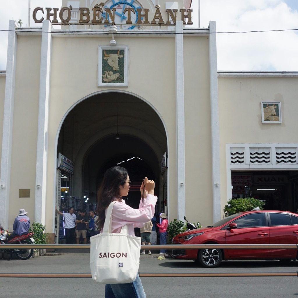 5-sghn-tote-la-chiec-tui-tote-rong-rai-lua-chon-ly-tuong-khi-ban-can-mang-laptop-so-tay-khi-len-ga-nha-hat