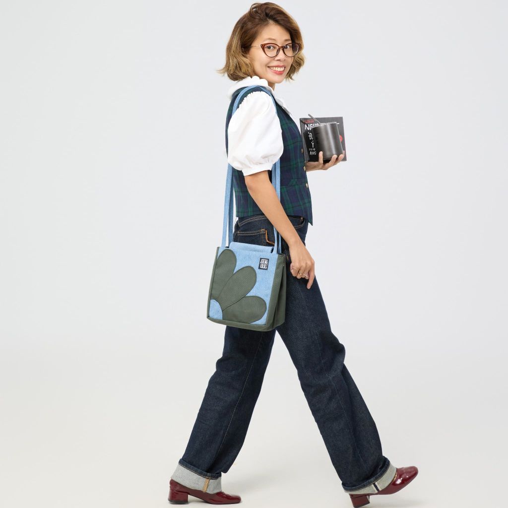 5-mot-chiec-tui-voi-hoa-tiet-hoa-nho-giup-outfit-cong-so-tro-nen-bot-cung-ngac-ma-van-giu-duoc-su-thanh-lich