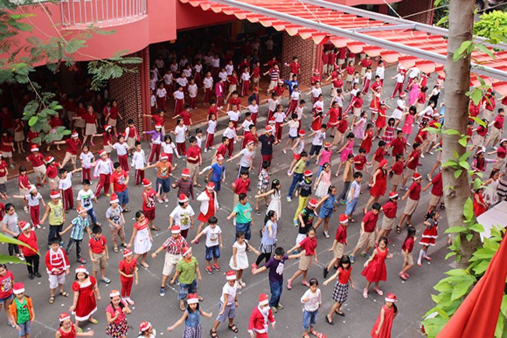 4-mot-hoat-dong-mang-tinh-bieu-dien-cong-dong-cao-tao-diem-nhan-cho-su-kien-chinh-la-flashmob-hoac-hop-ca-giang-sinh