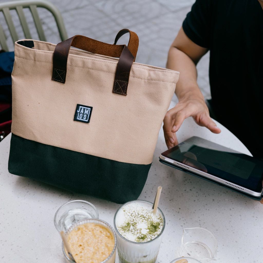 6-leather-strap-tote-s-phoi-cung-day-da-de-vua-ipad-tien-loi-cho-ban-di-lam-di-ca-phe