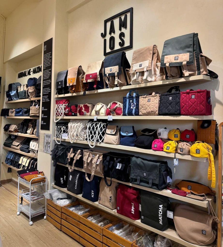 6-gan-ga-metro-ben-thanh-chi-mat-vai-phut-di-bo-la-den-ngay-khong-gian-mua-sam-tui-vai-canvas-thu-vi-tai-jamlos-saigon-store-26-ly-tu-trong-quan-1JPG