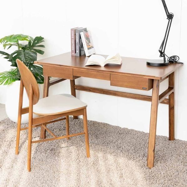 co-nen-dat-ban-lam-viec-trong-phong-ngu