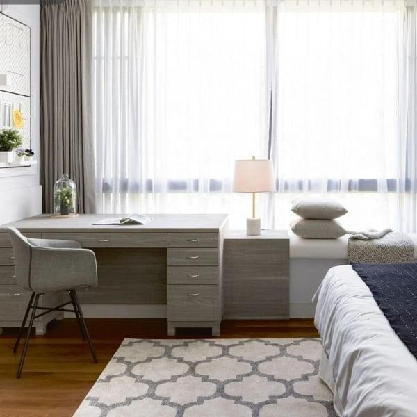 co-nen-dat-ban-lam-viec-trong-phong-ngu