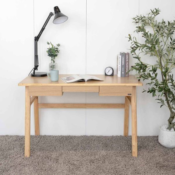 co-nen-dat-ban-lam-viec-trong-phong-ngu