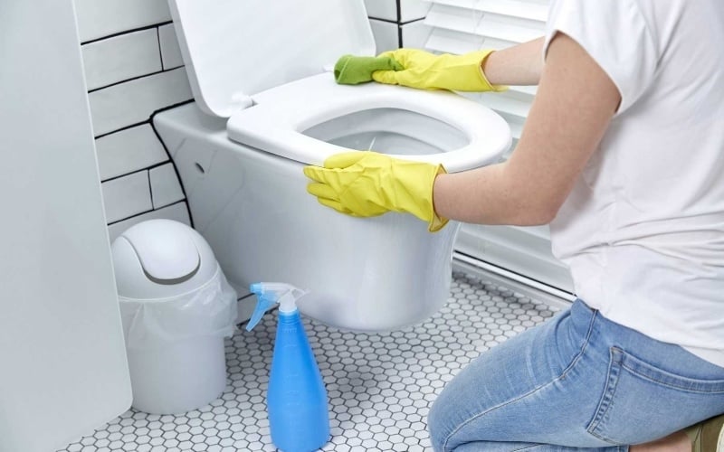 khăn mềm, dung dịch tẩy rửa dịu nhẹ